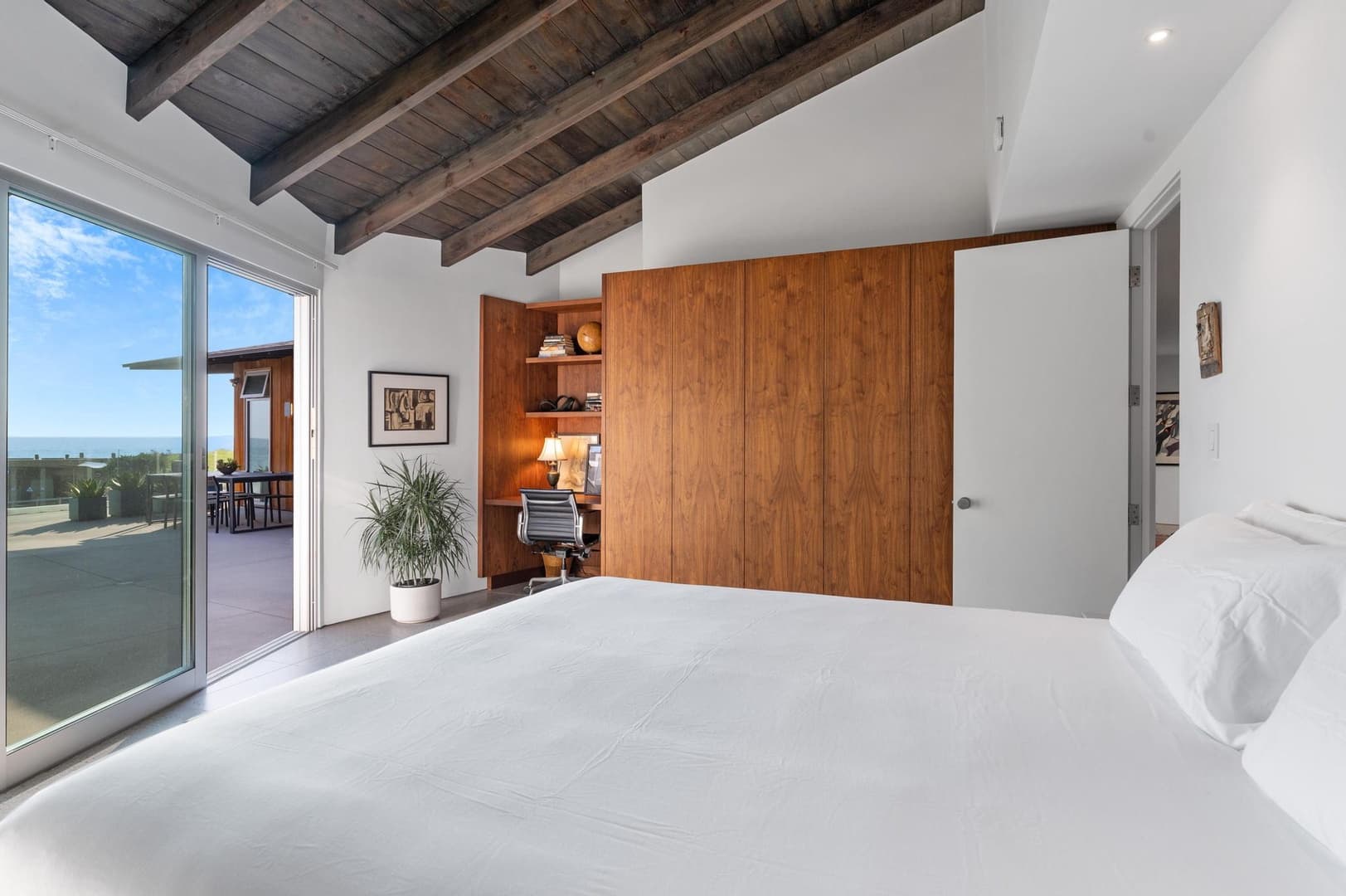 Beachfront Modern Retreat - Image 17