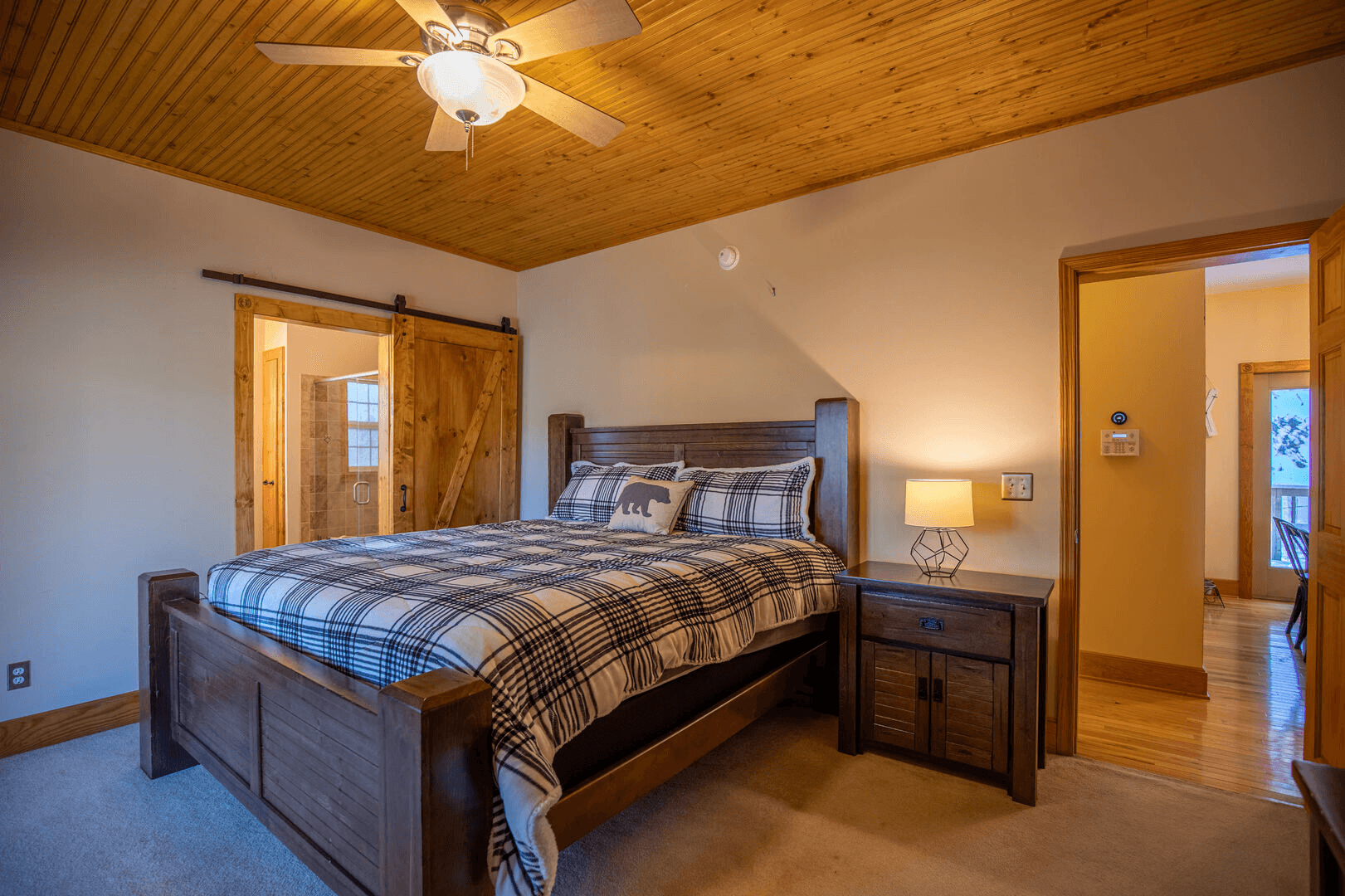 Lazy Bear Inn - Image 6