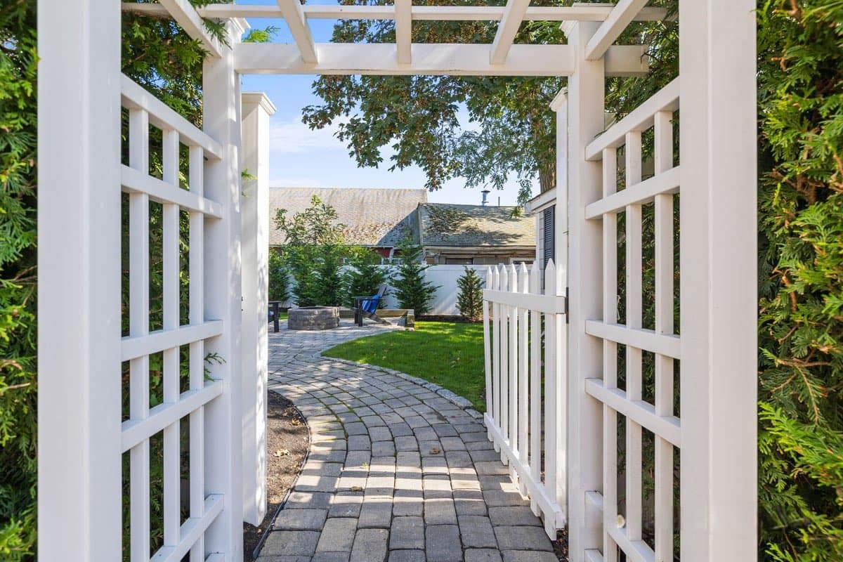 Cross Street Retreat - Image 18