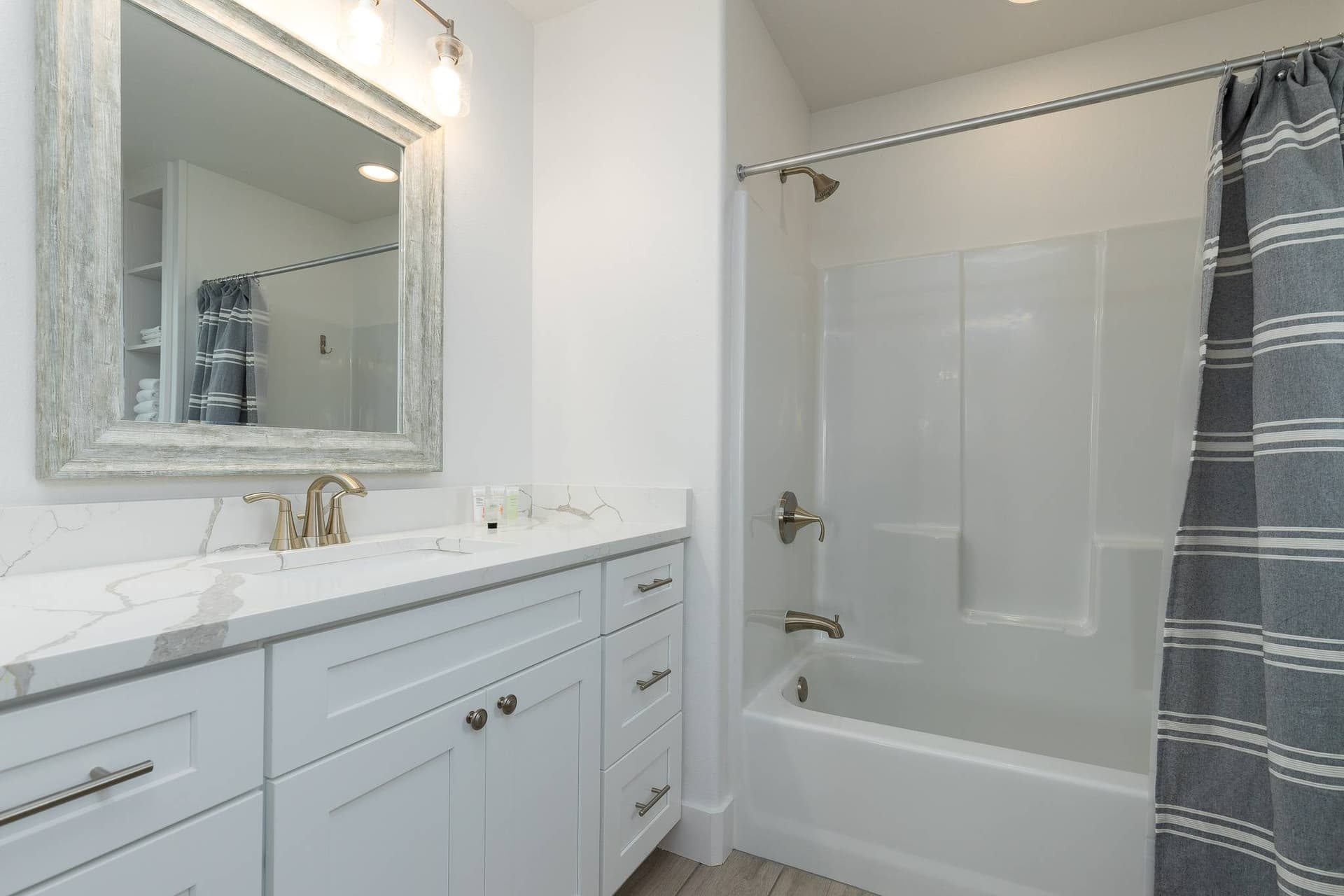 Skiff House - Image 6