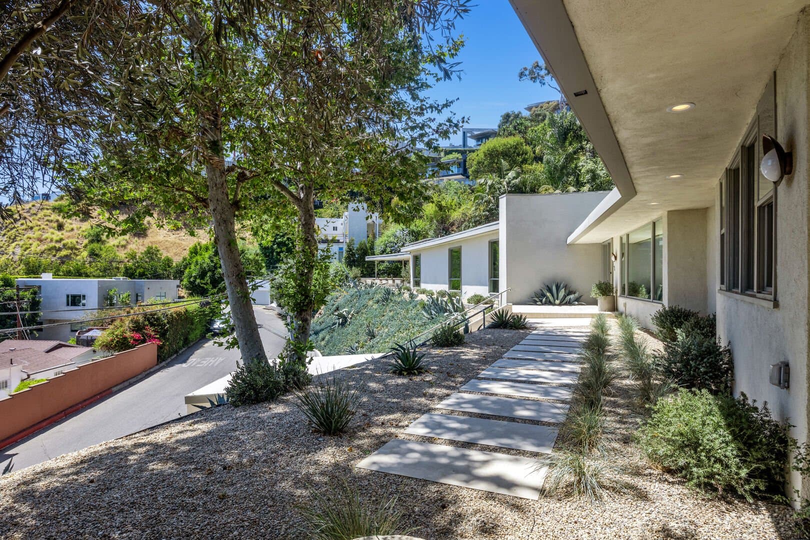 Sunset Plaza View - Image 28