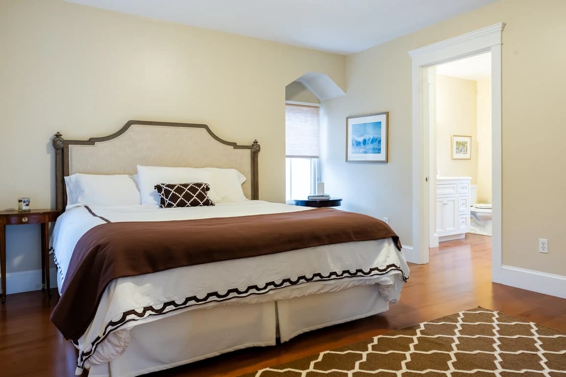 Downtown Victorian - Image 40