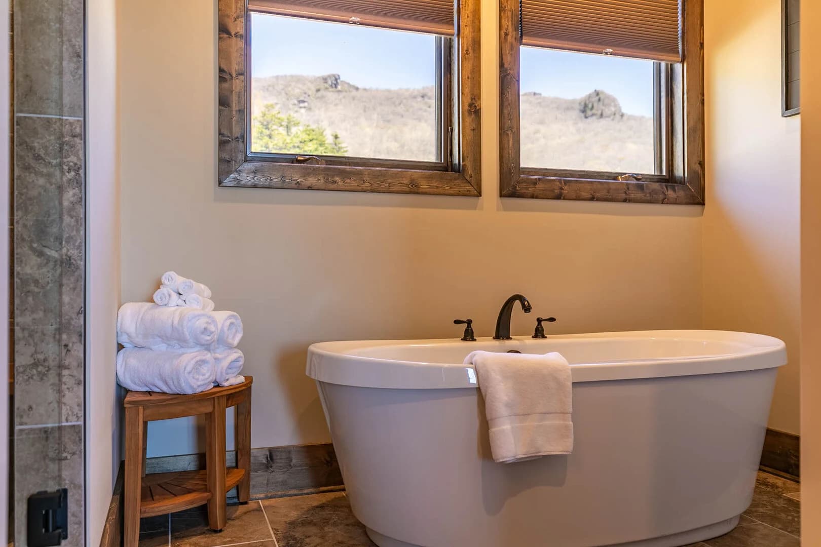 Bear Haven Hideaway - Image 13