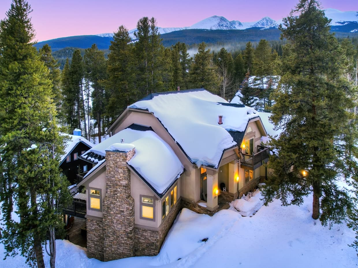 Lakeshore Luxury Chalet - Image 61