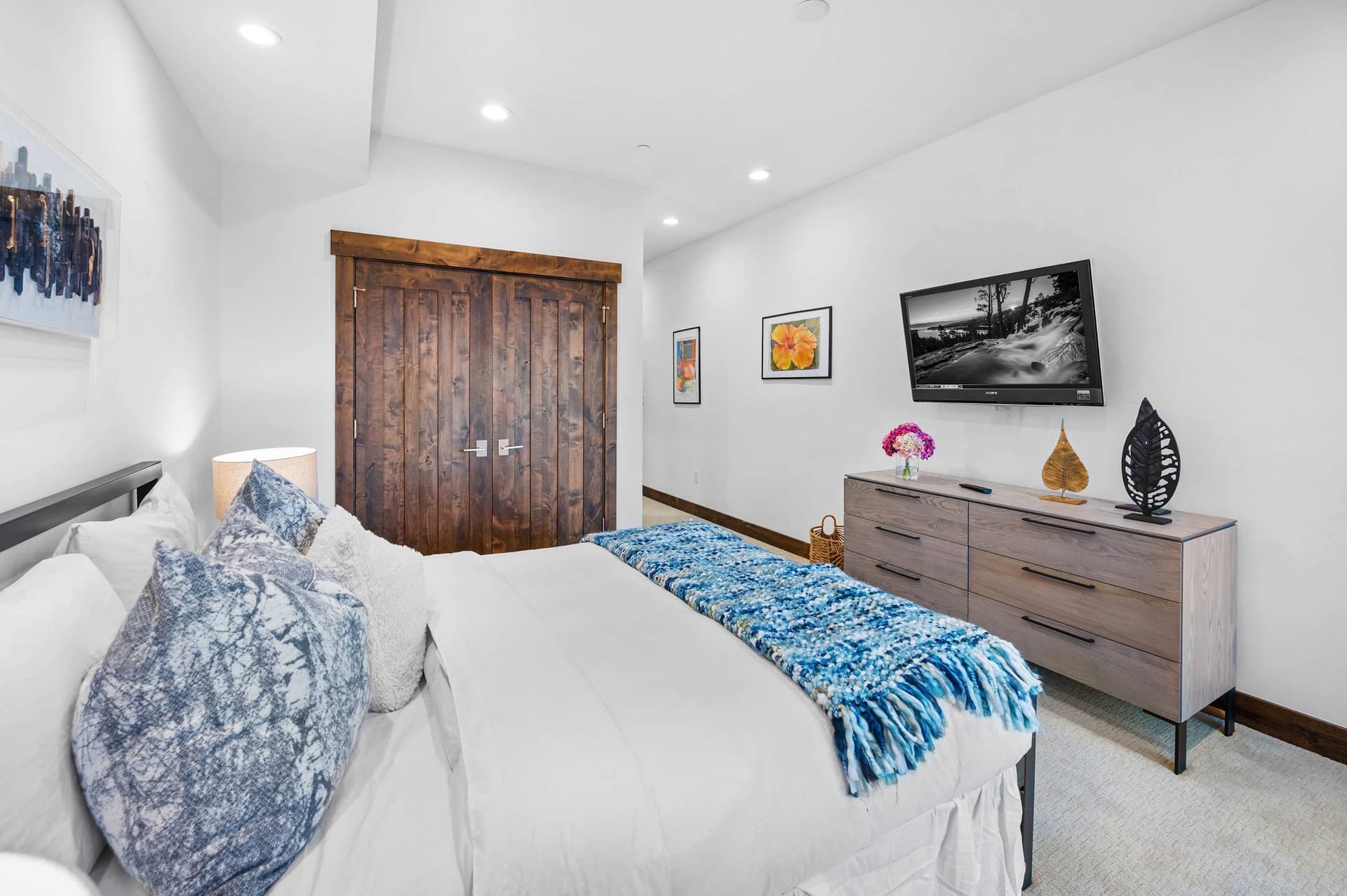 Luxurious Truckee - Image 12