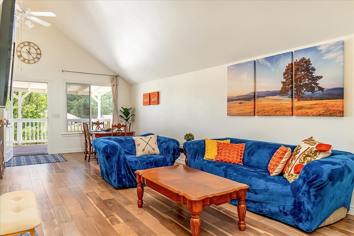 Red Barn Home - Image 6