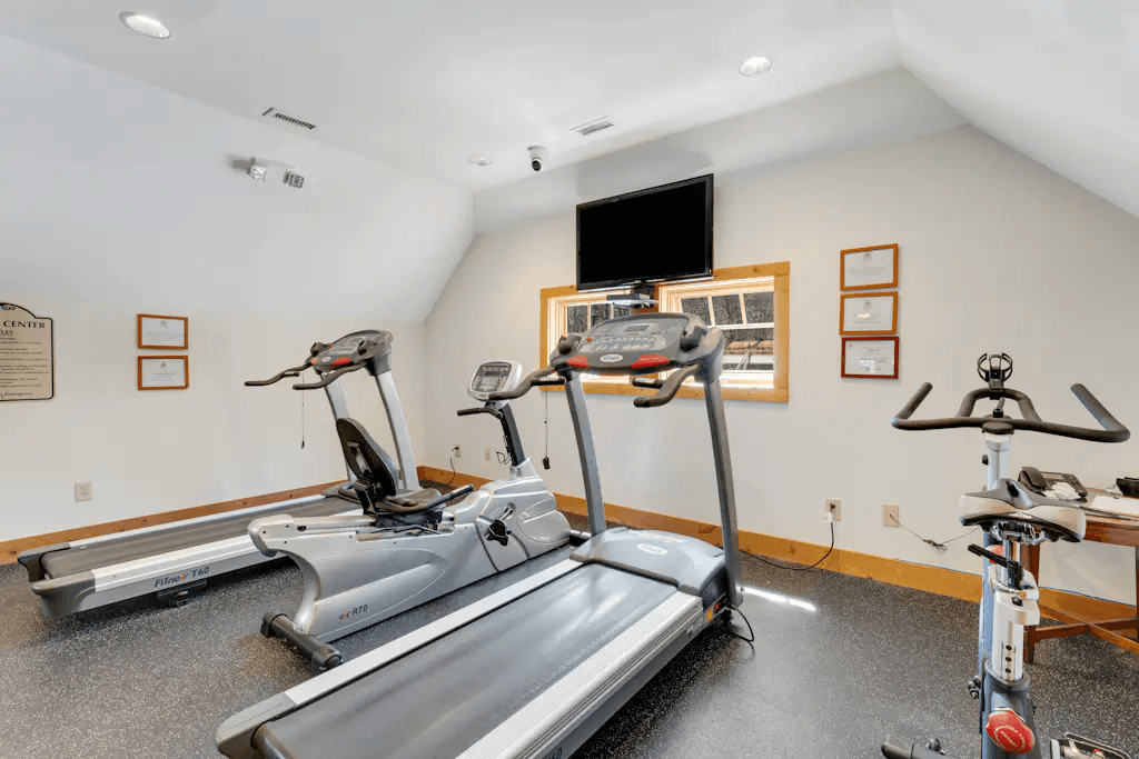 Still Lake Getaway - Image 27