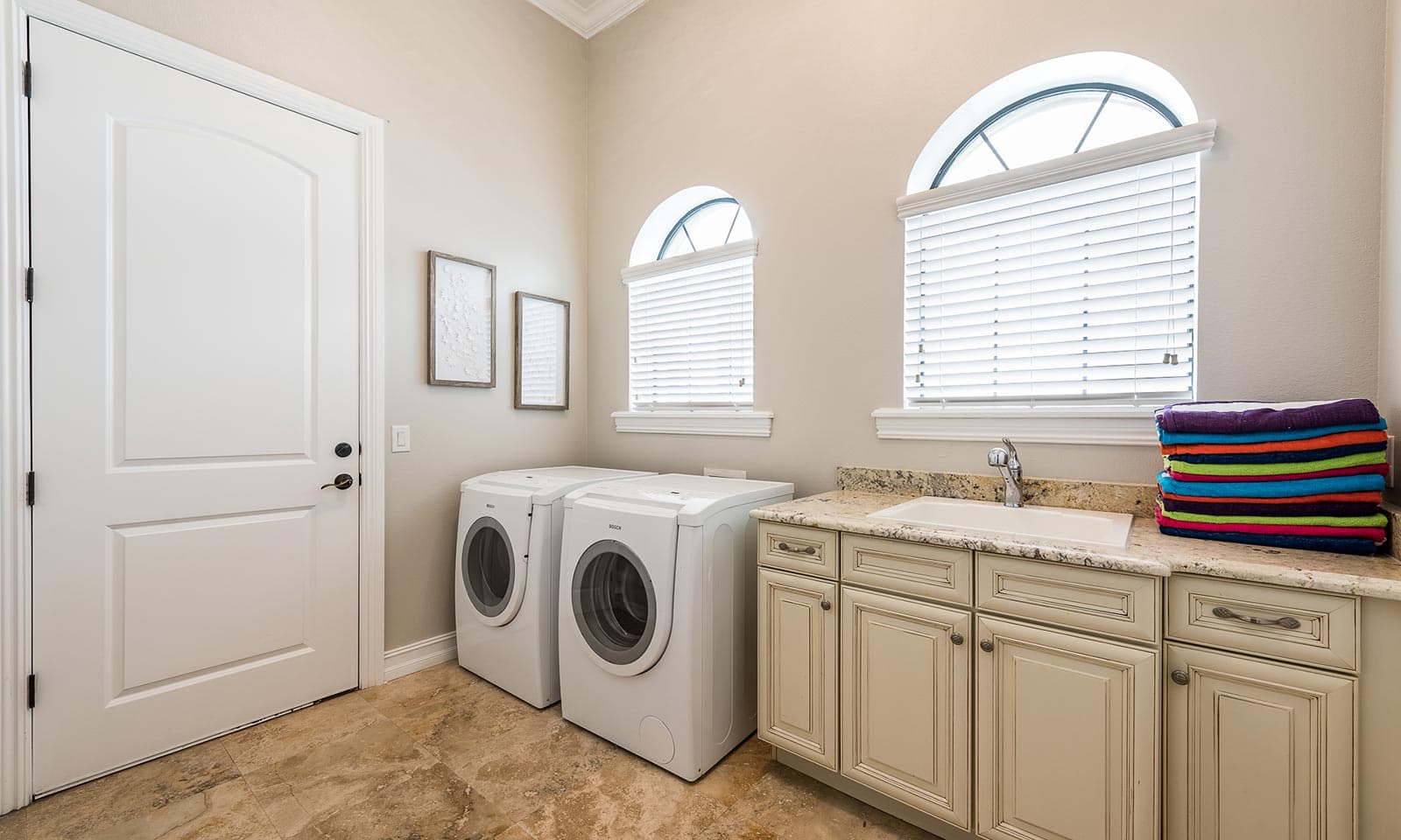 Elegant View Estate - Image 25