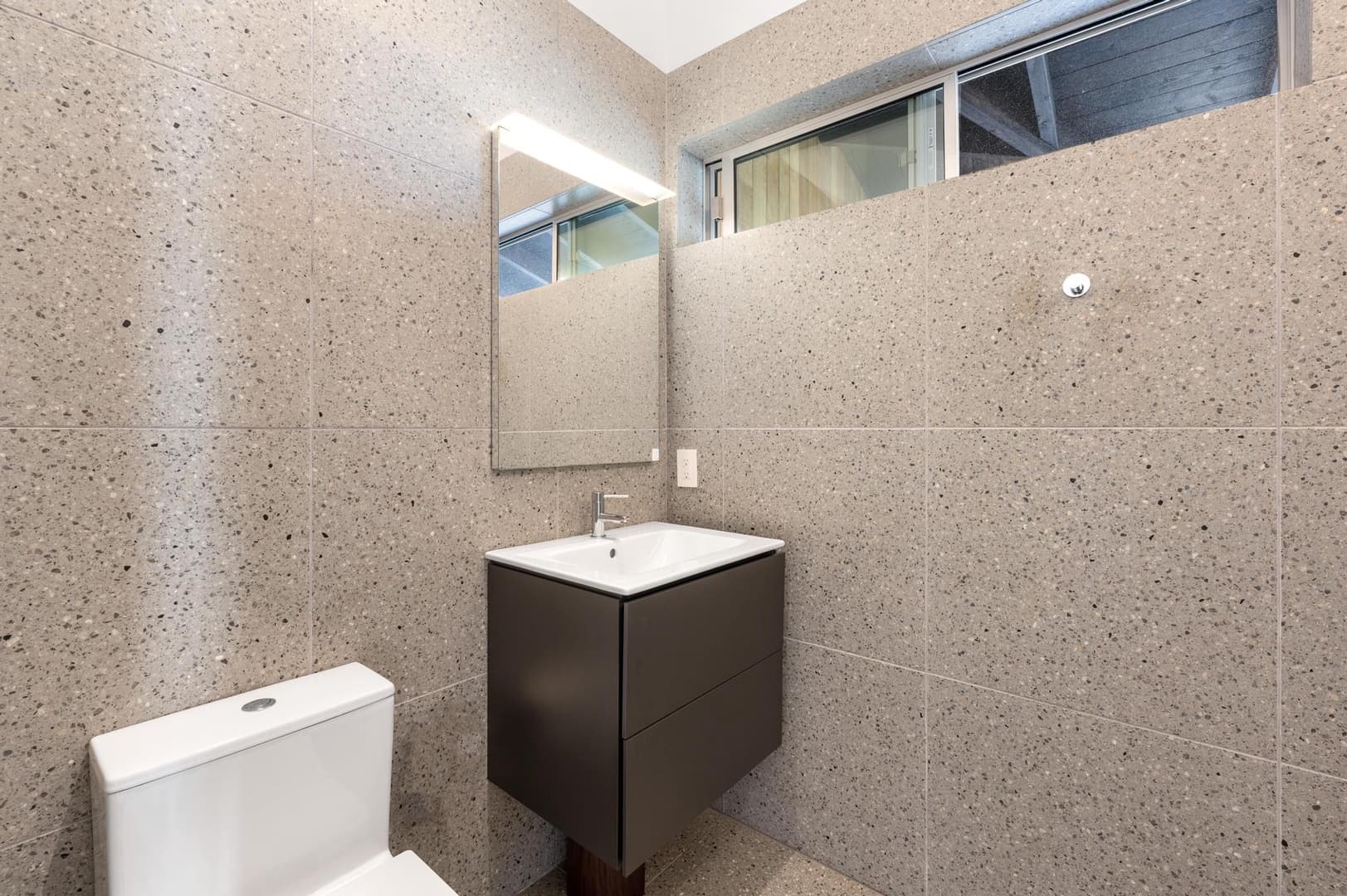 Beachfront Modern Retreat - Image 27