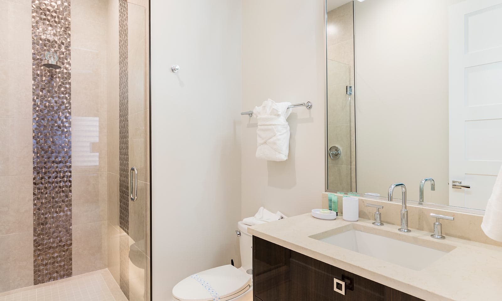 Luxurious Oasis - Image 20