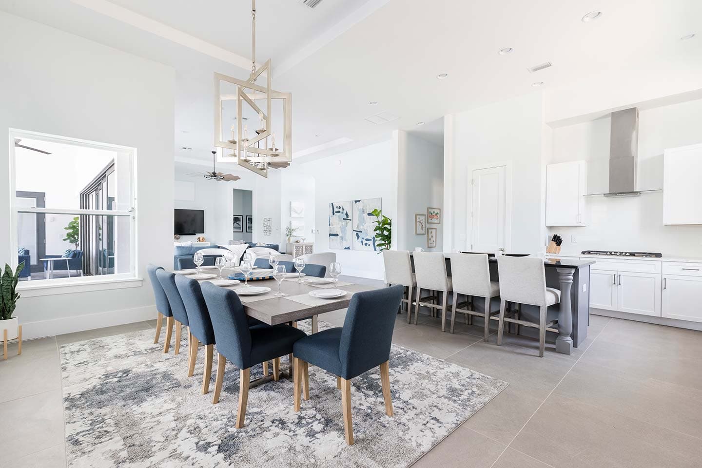 Modern Chic Mansion - Image 5