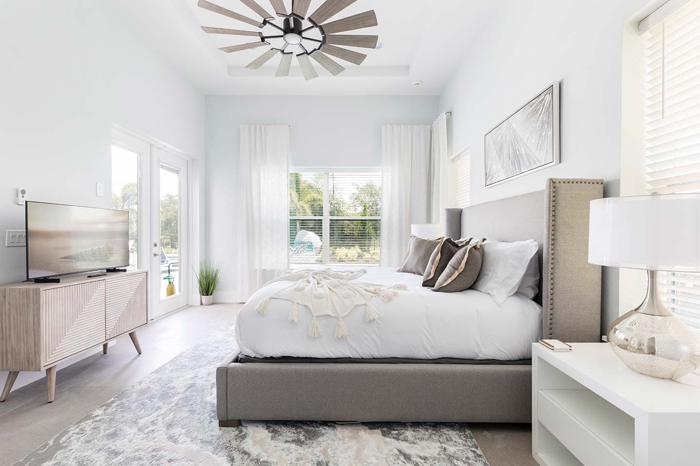 Modern Chic Mansion - Image 16