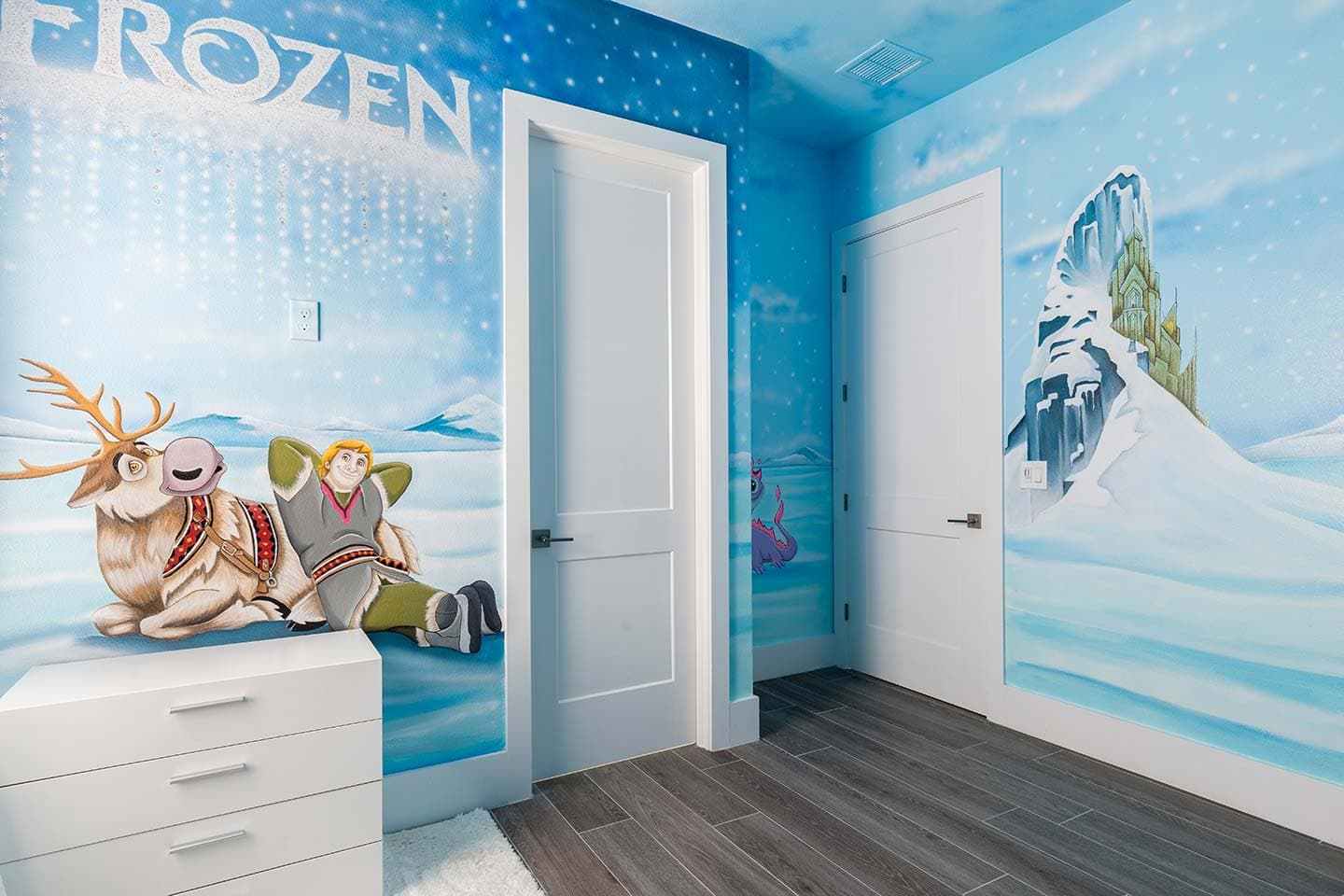 Modern Chic Mansion - Image 25