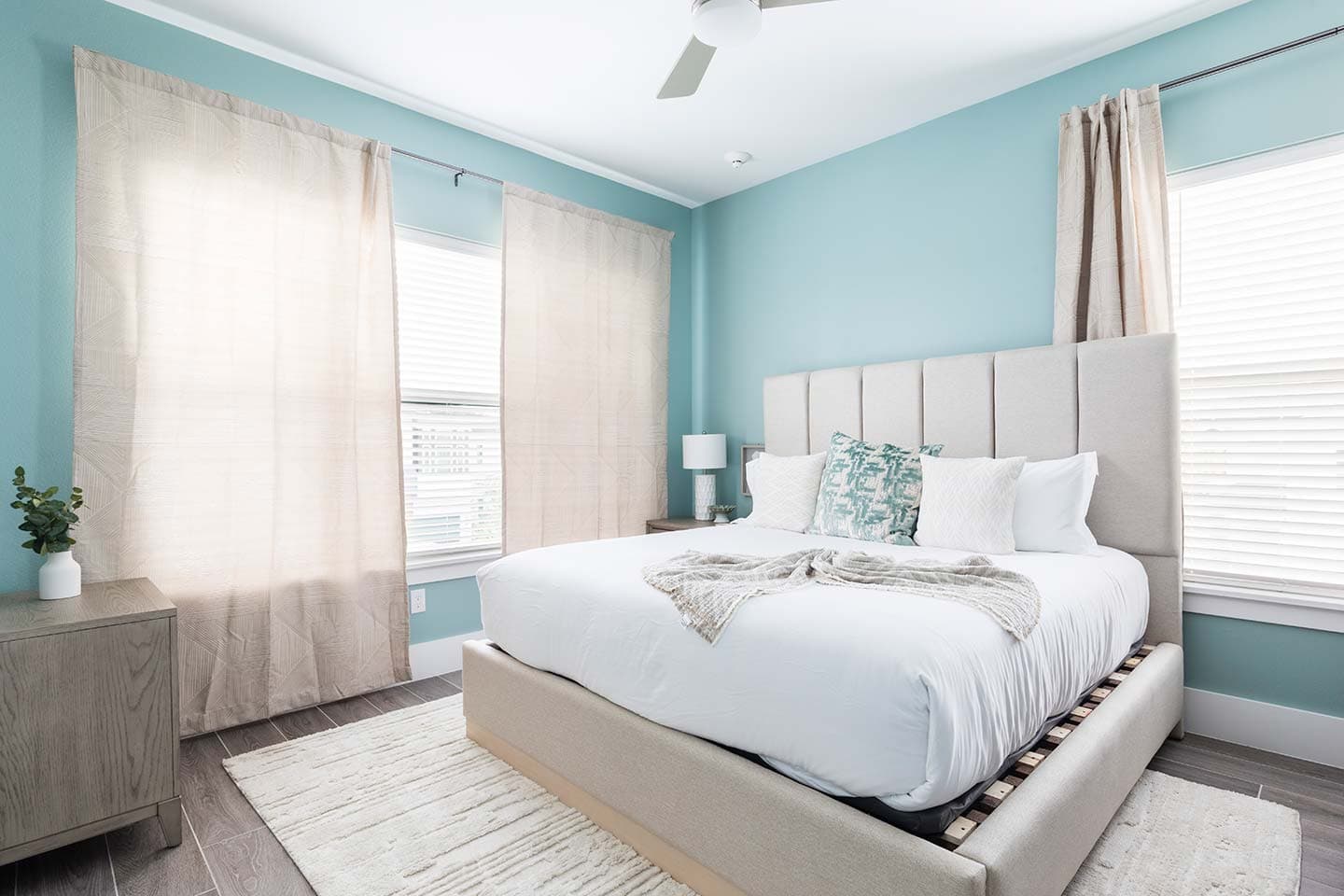 Modern Chic Mansion - Image 33