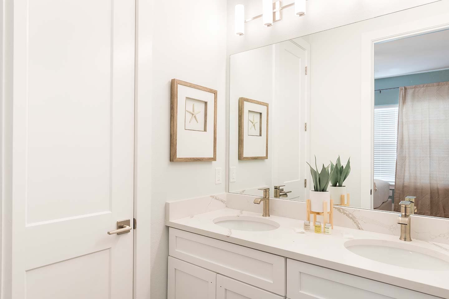 Modern Chic Mansion - Image 34