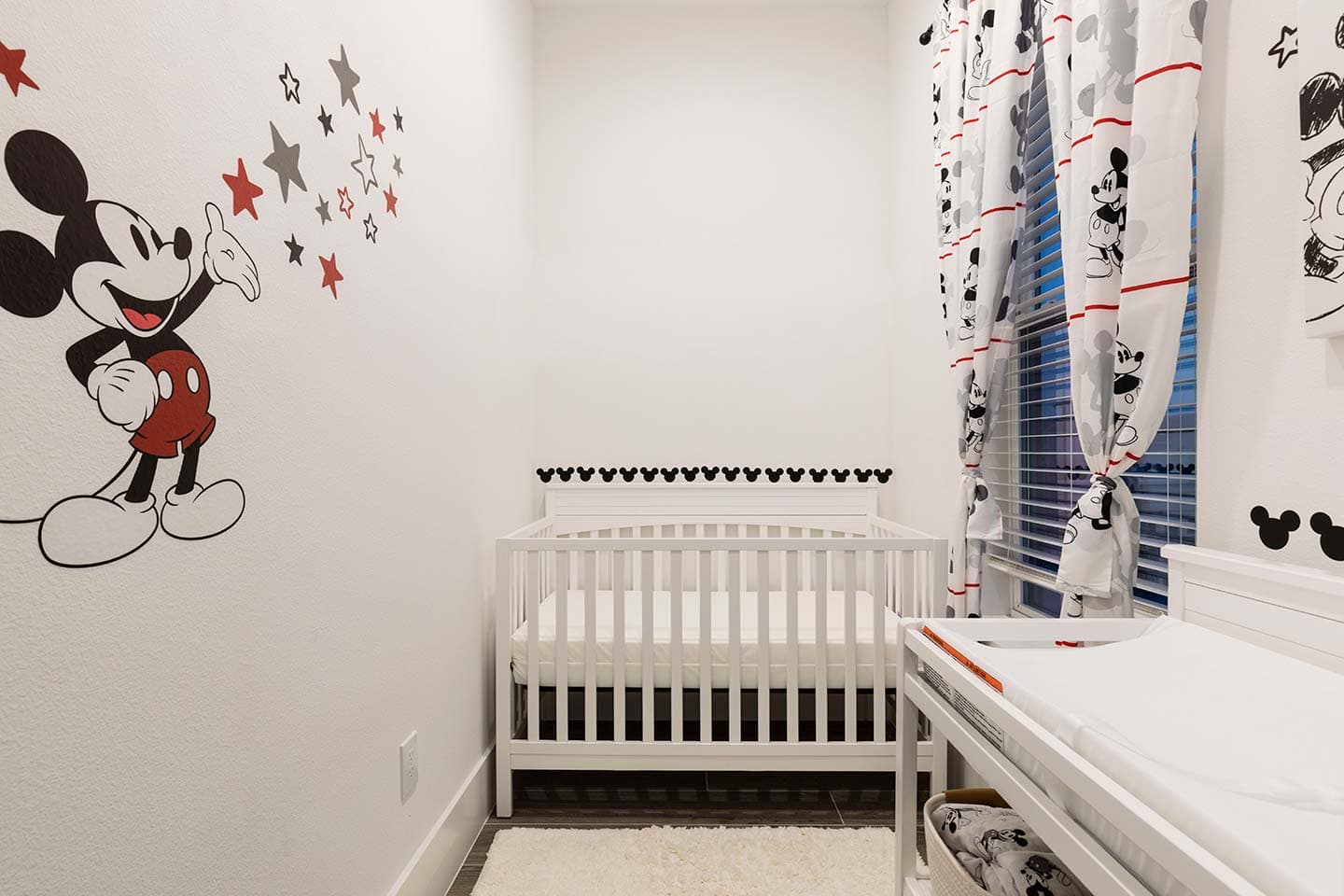 Modern Chic Mansion - Image 39