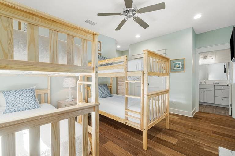 Connecticut Yankee - Image 25