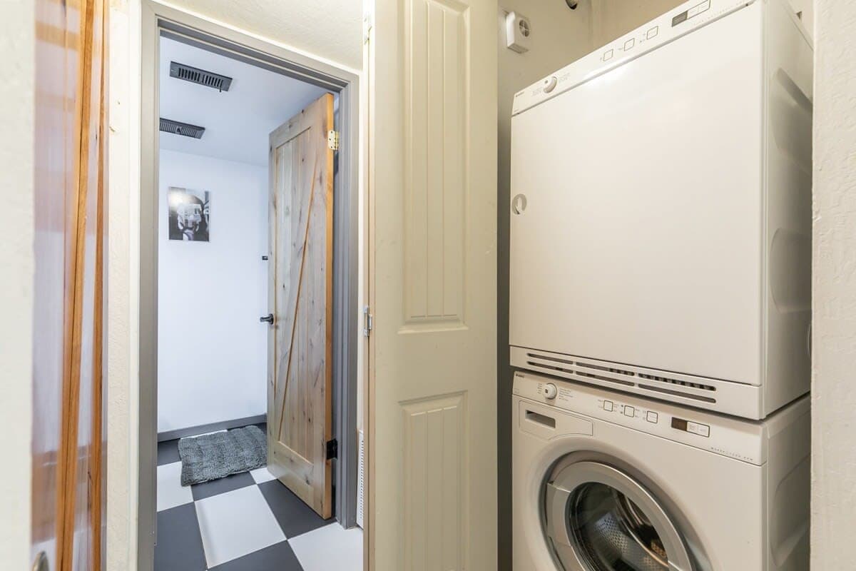 Stylish Carnelian Townhome - Image 12