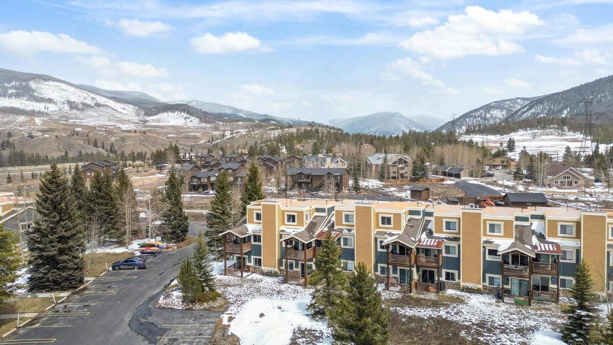 Nordic Mountain Haven - Image 3