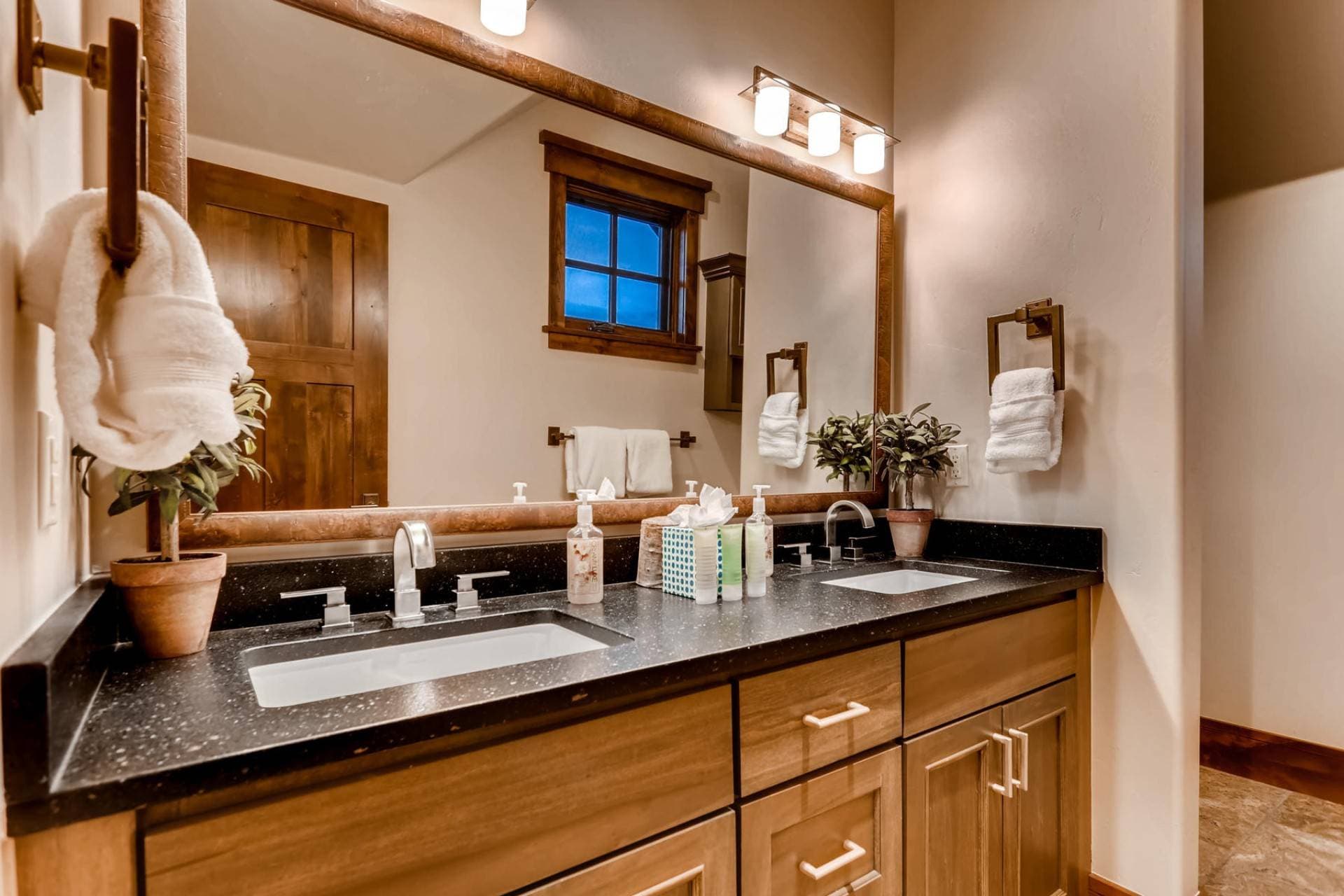 Monarch Place - Image 20