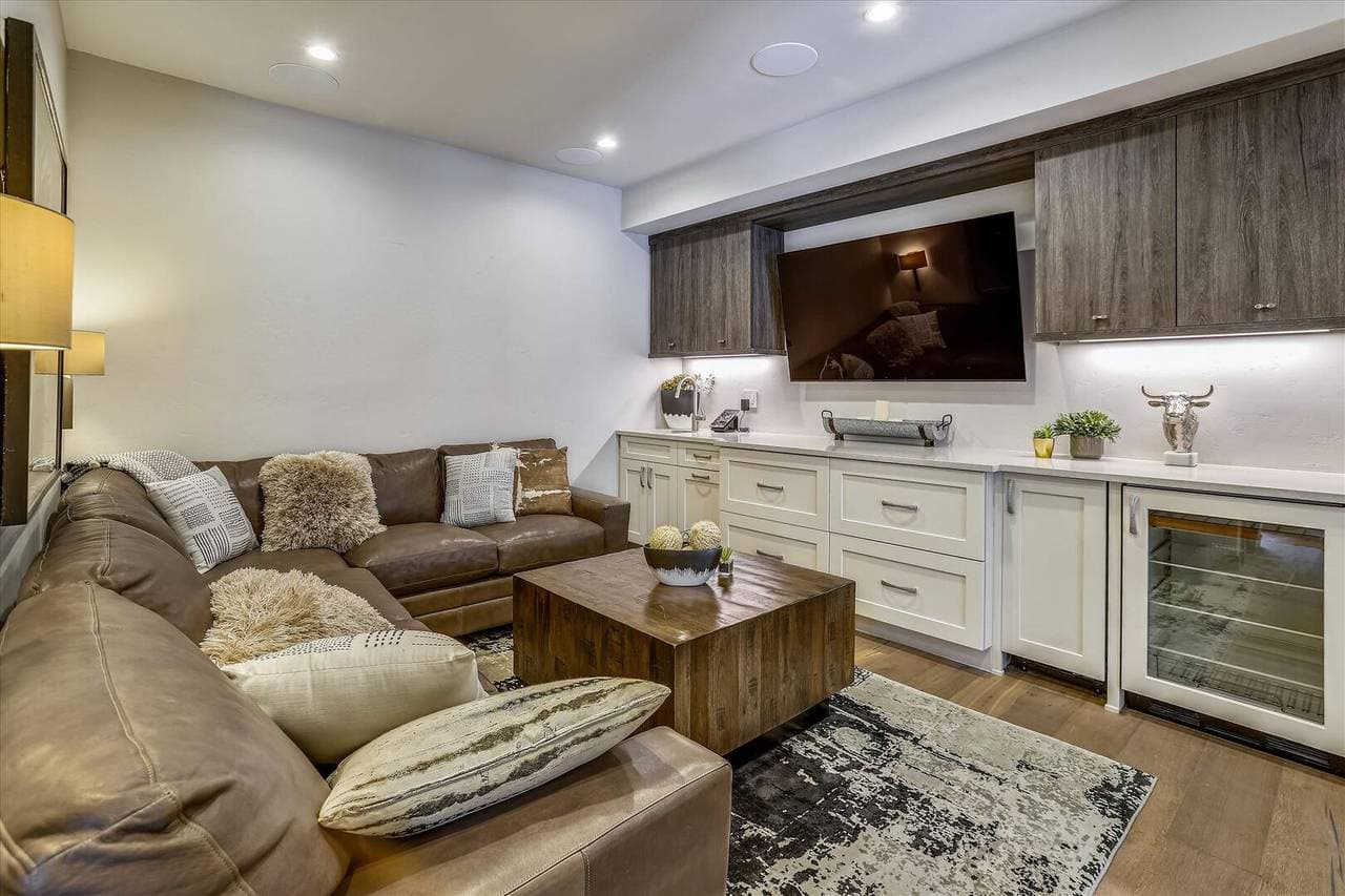 Falcon Haus - Image 29