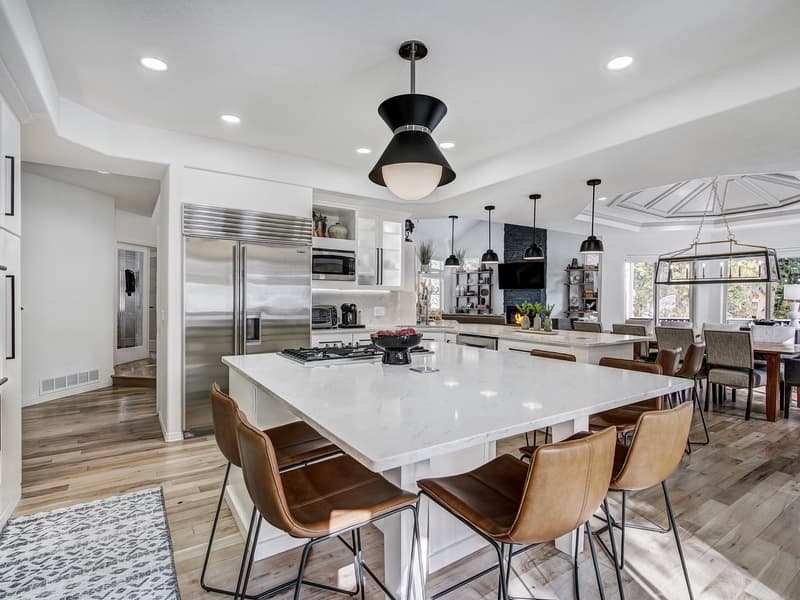 Lakeshore Luxury Chalet - Image 10