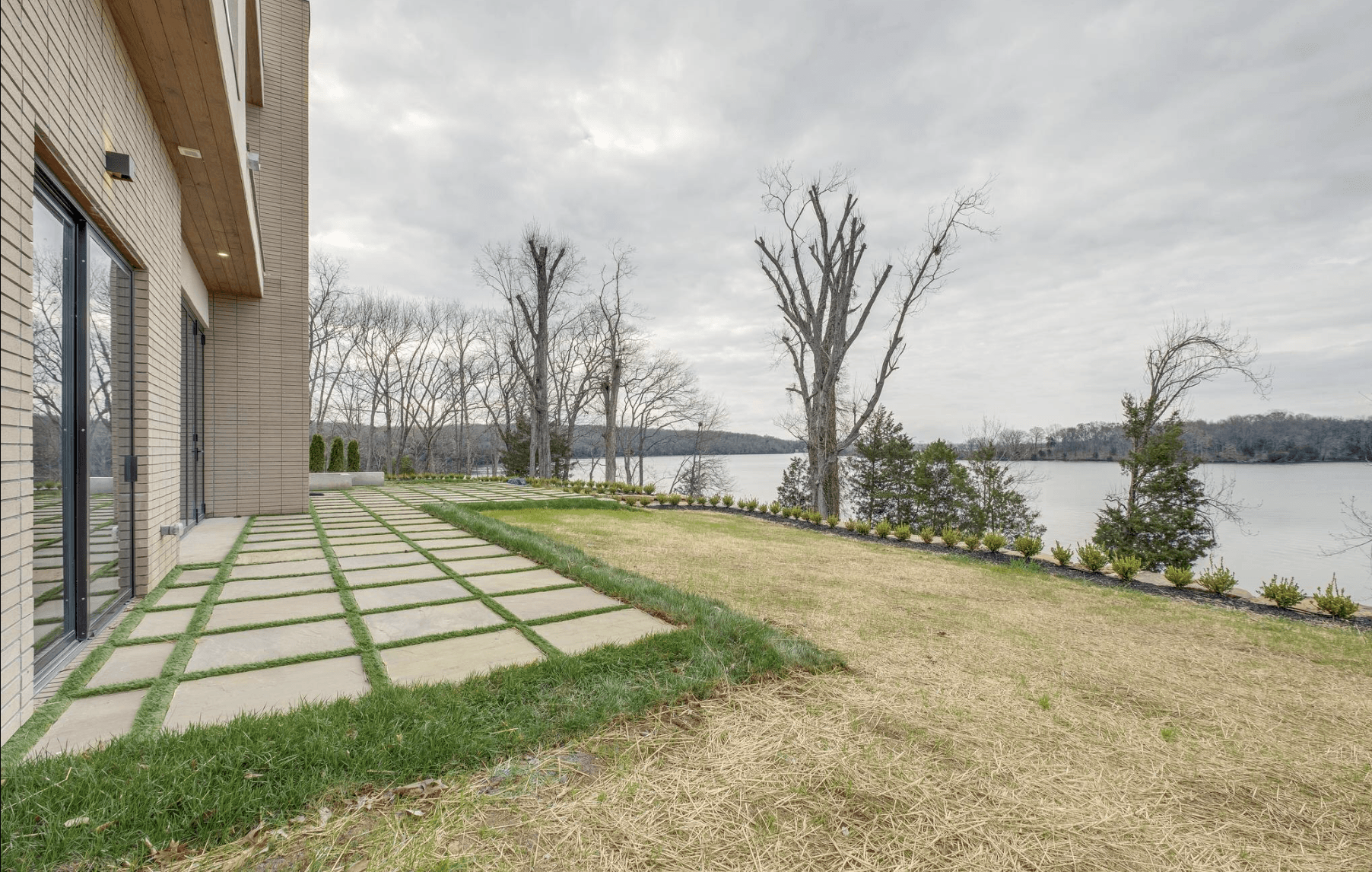 Nashville Lakeside Modern - Image 9