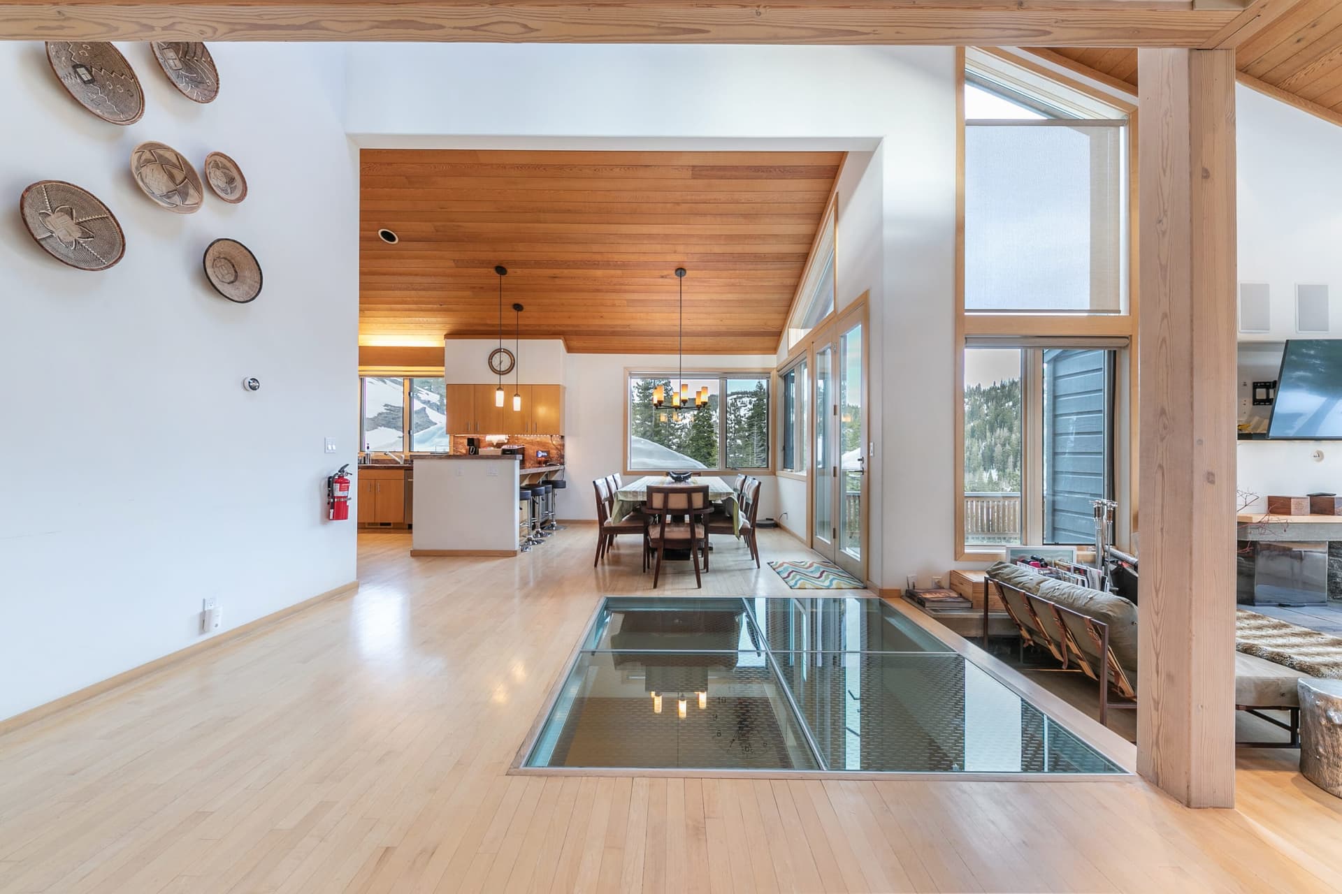 Bright Alpine Retreat - Image 10