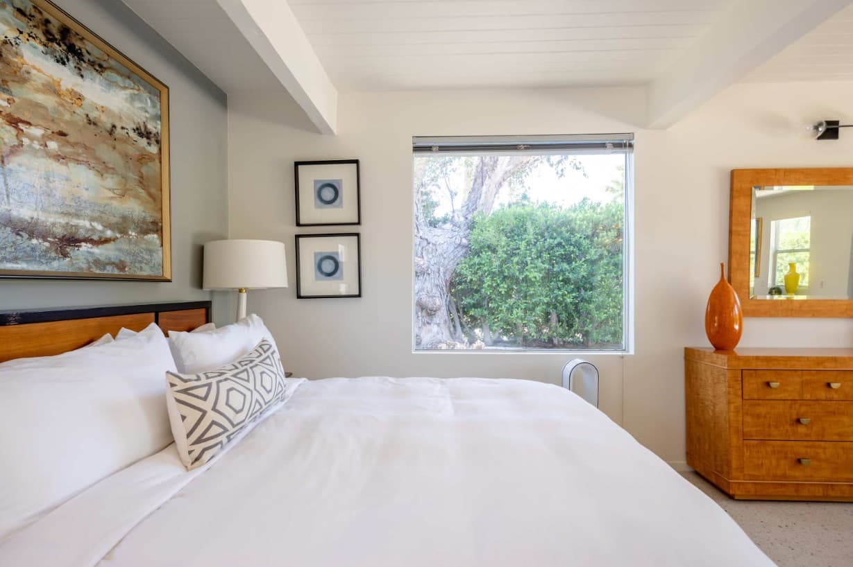 Hugh Kaptur's Mid Century Modern Oasis - Image 14