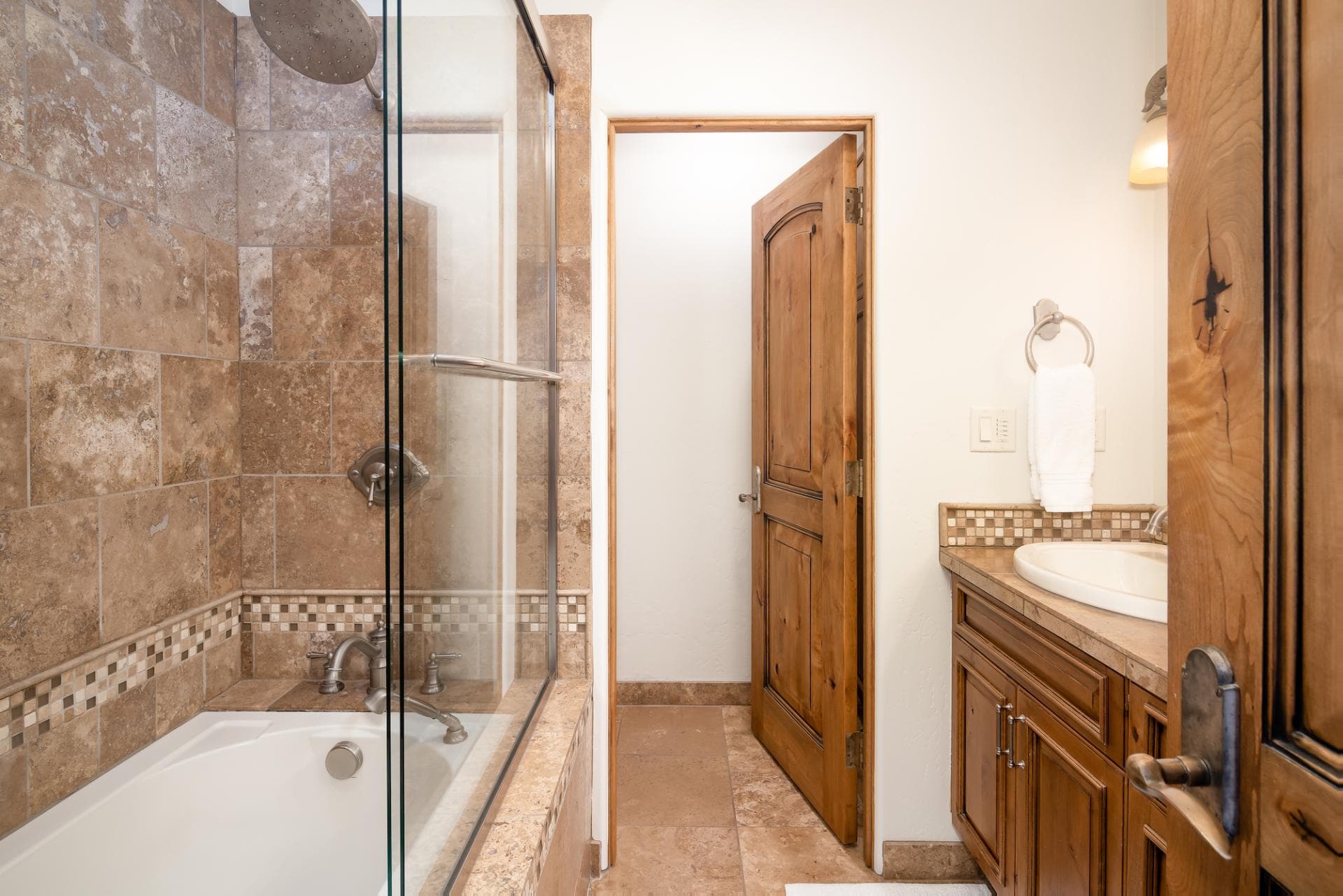 Big View Luxury Suite - Image 24