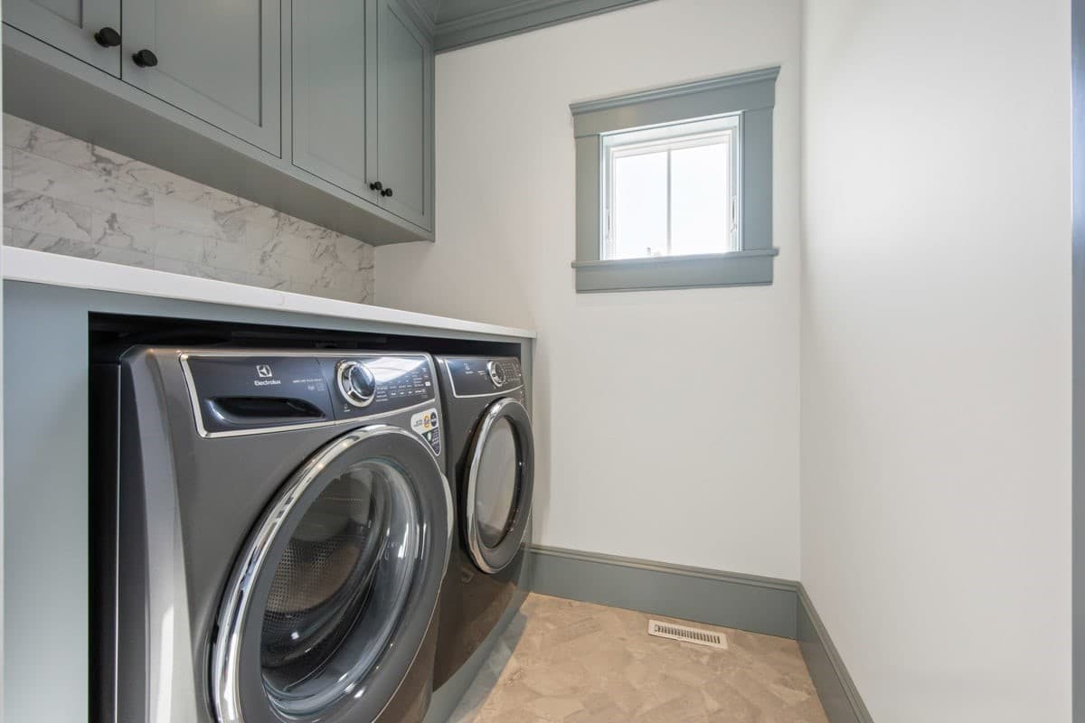 Strong Island Manse - Image 25