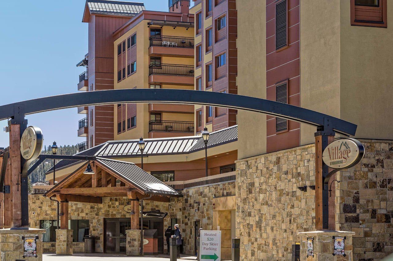 Lavish Condo - Image 41