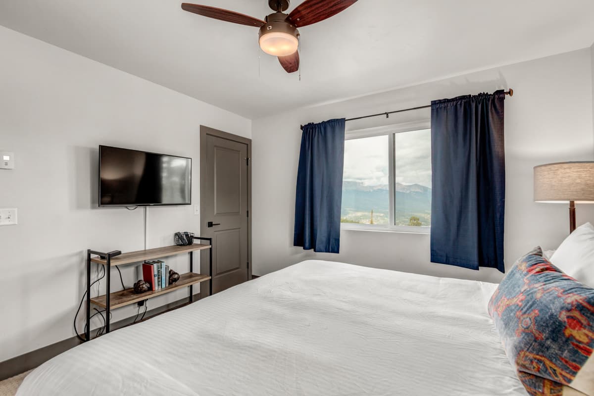 Mountain Vista Retreat - Image 17