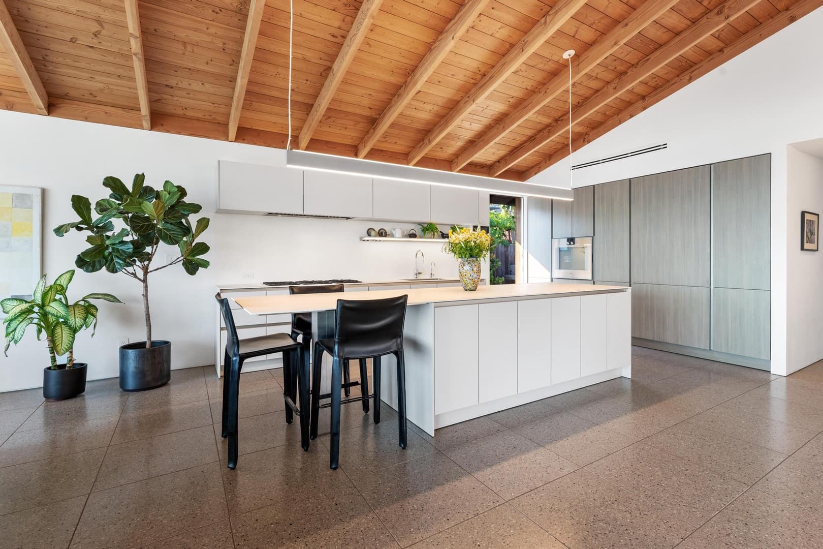 Beachfront Modern Retreat - Image 7