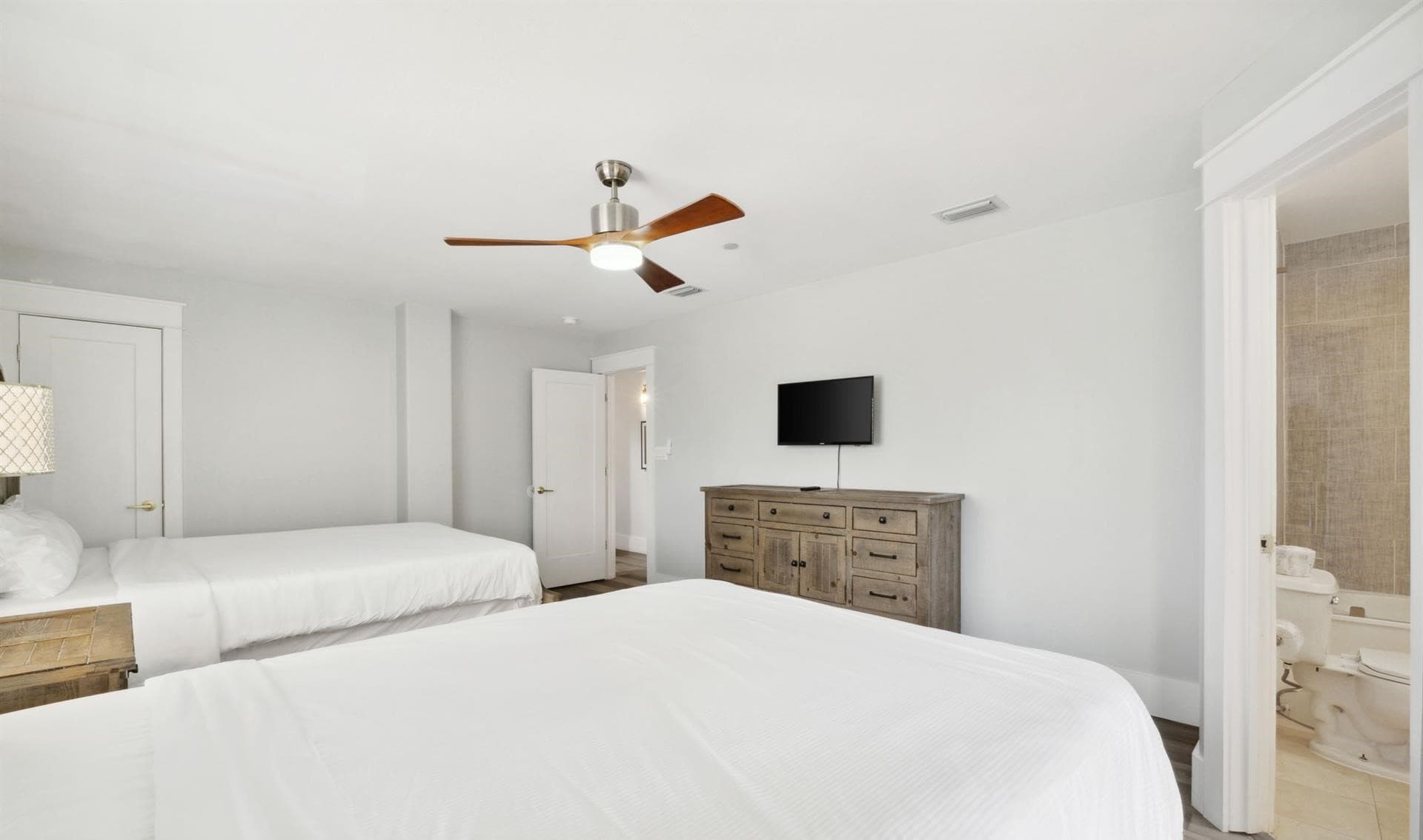 Silver Beach Retreat - Image 15