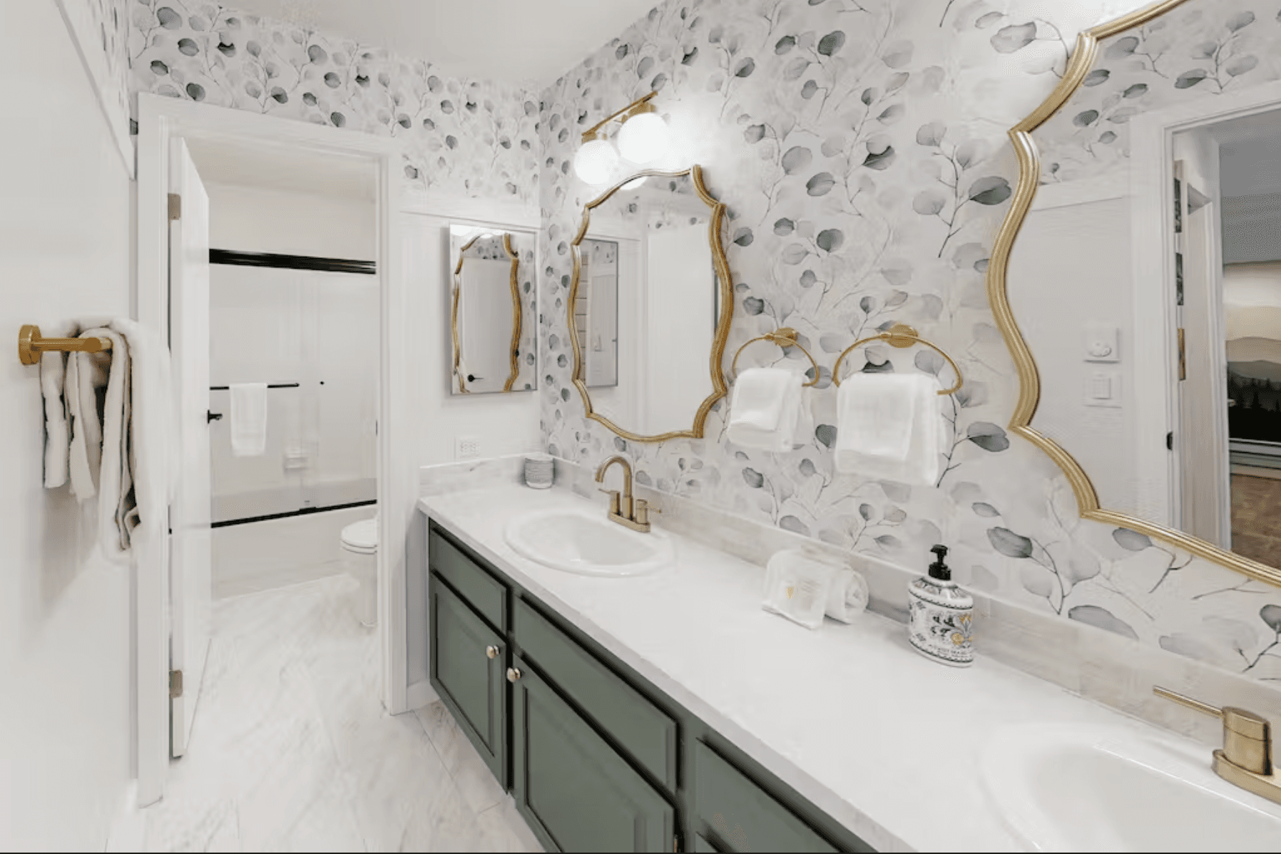 Modern Alpine Getaway - Image 13