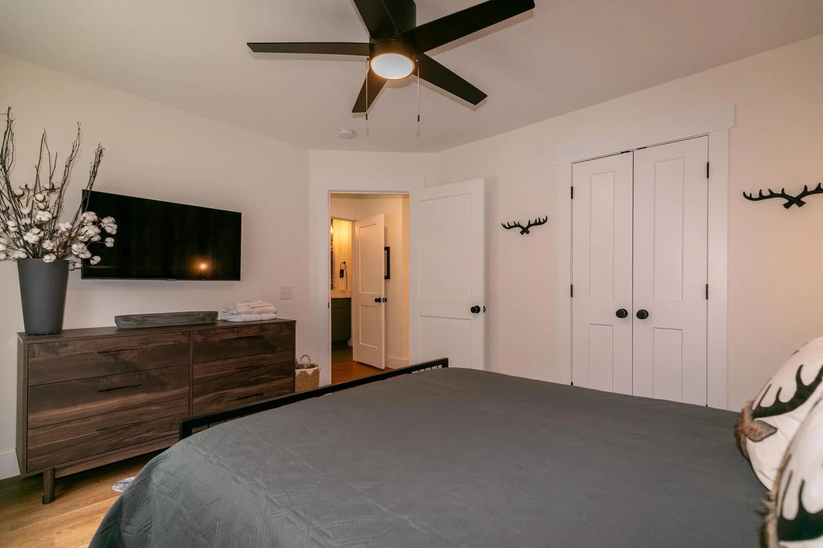 Riverside Retreat - Image 23