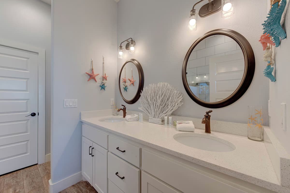 Postcard From Paradise - Image 28