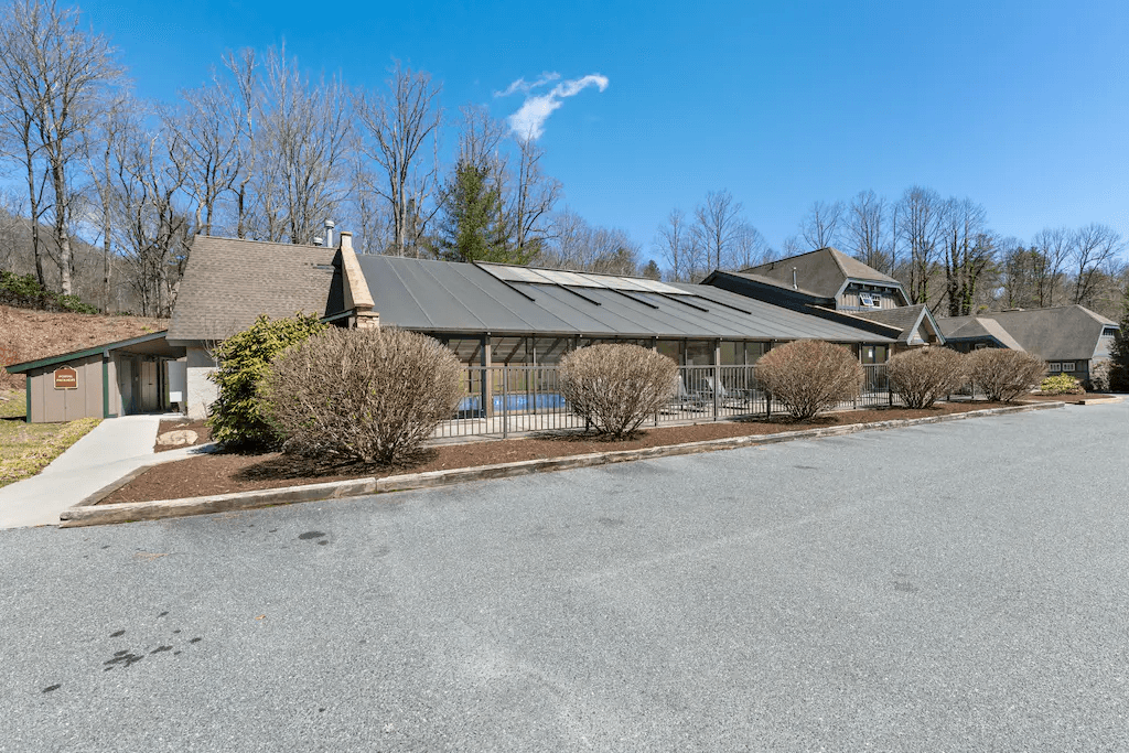 Still Lake Getaway - Image 31