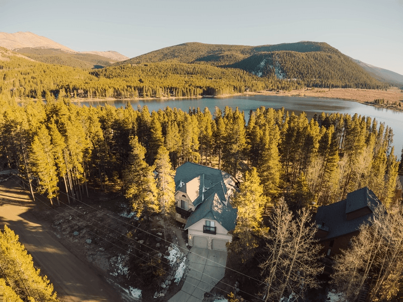 Lakeshore Luxury Chalet - Image 3