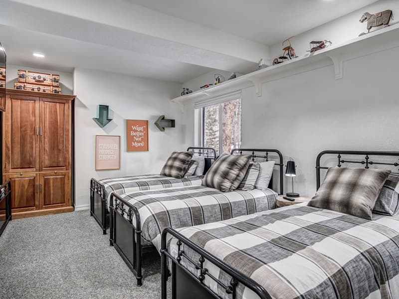 Lakeshore Luxury Chalet - Image 44