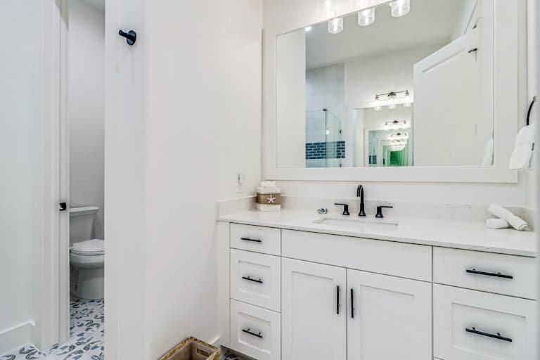 Commodore’s Hideout - Image 25