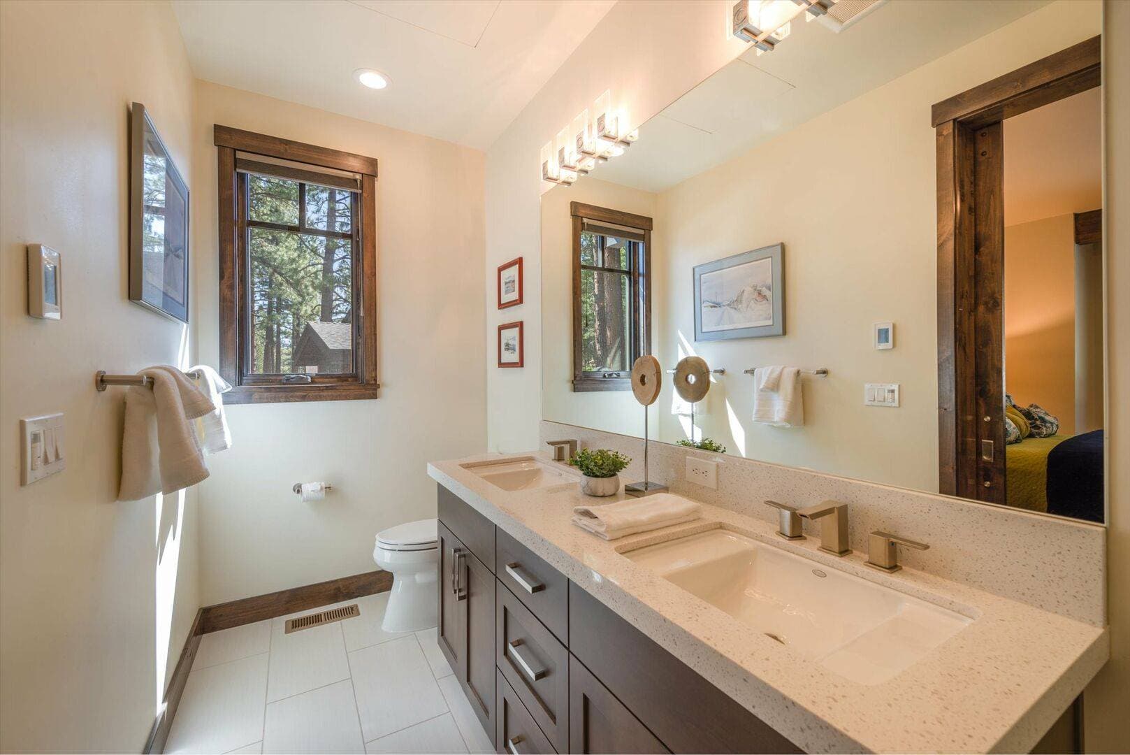 Lavish Cabin at Gray's Crossing - Image 11