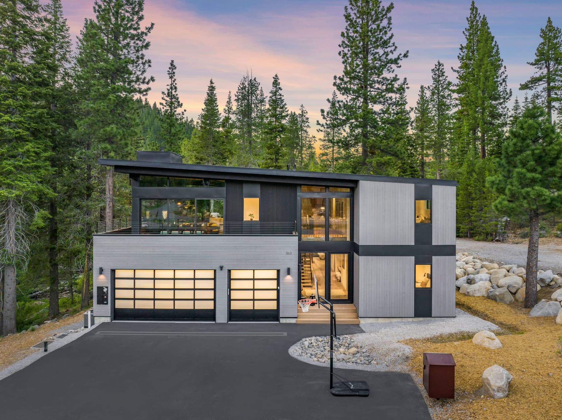 Modern Creekside Retreat - Image 1