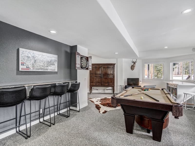 Lakeshore Luxury Chalet - Image 39