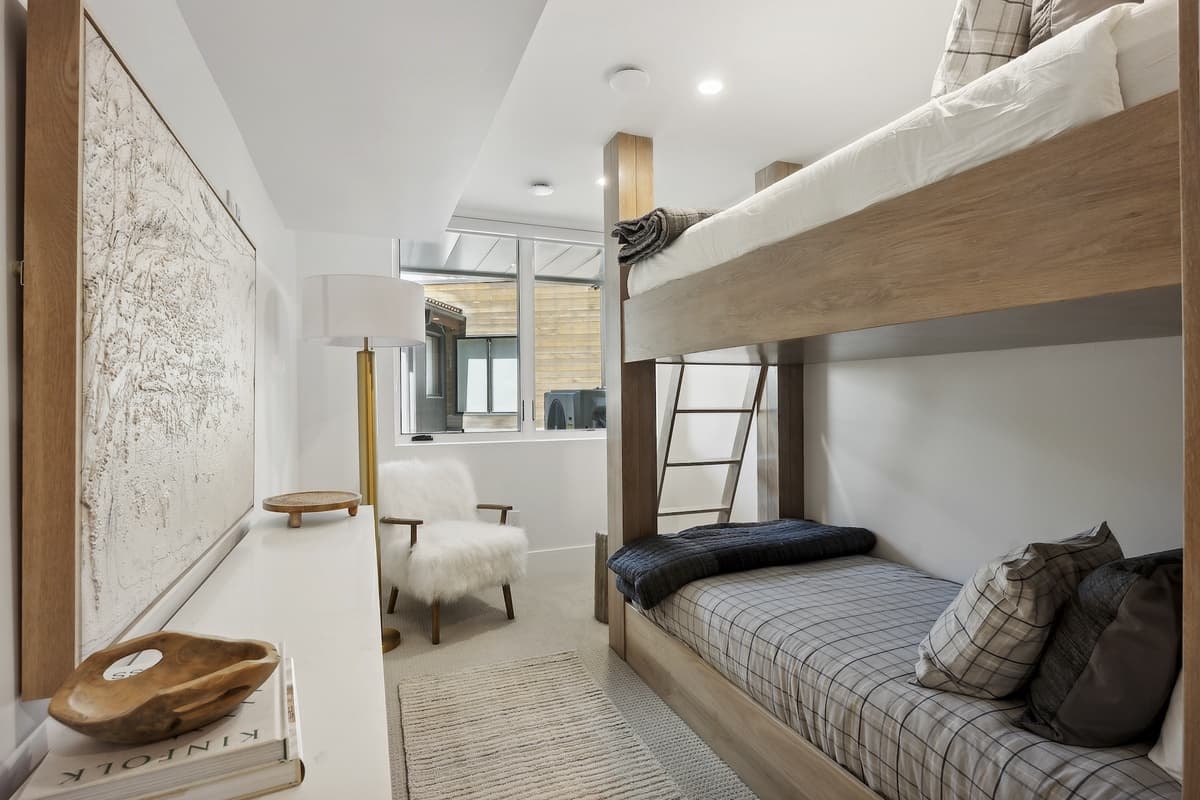 Slopeside Modern - Image 30