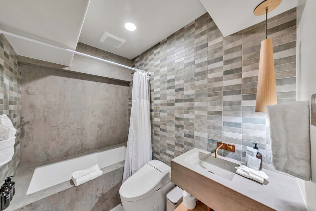 Stunning Mountain Gem - Image 40