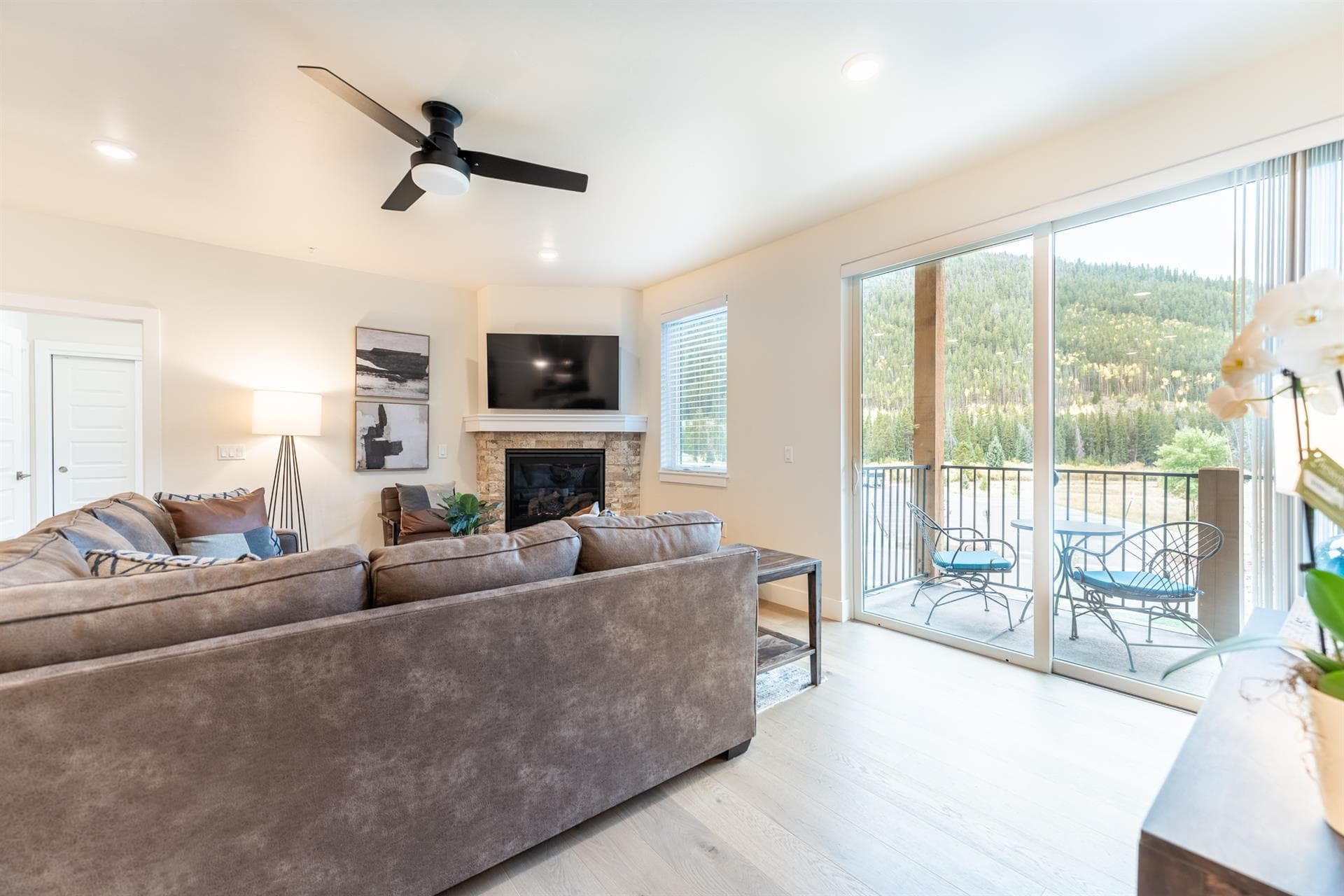 Mountain Mirage Escape - Image 3