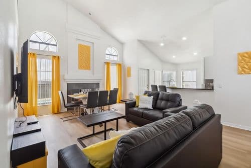 Downing Pool House - Image 1