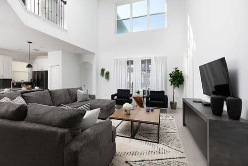 Chic Spacious Vacation Home - Image 1